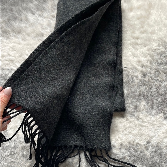 🔥4/$20 Elegant Black Fringe Scarf - Picture 3 of 5